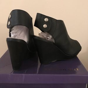 Madden Girl Black Kain Pari Wedges